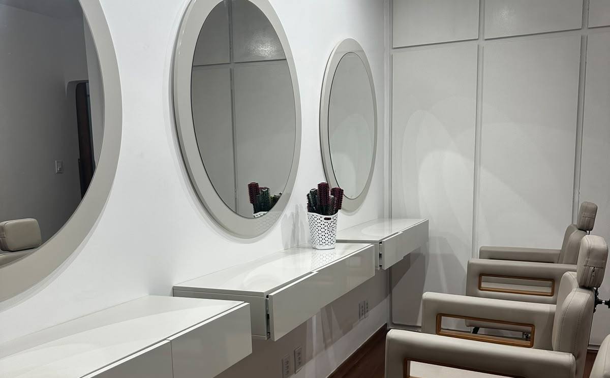 Espaço de cabelo do Estilo Arte, salão de beleza em Araraquara, com espelhos redondos e poltronas